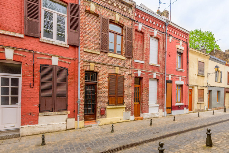 Colorful apartment building in Amiens, Paris, France.; Shutterstock ID 225097714; Nom de Projet: Pictet AM