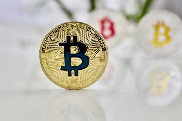 Cryptocurrency physical colored bitcoin coins. Pink bitcoin, blue bitcoin and yellow bitcoin; Shutterstock ID 647109103; Nom de Projet: Pictet AM