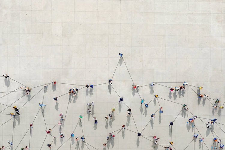 Crowd from above forming a growth graph with lines connecting between them to show how th COVID-19 can expand
