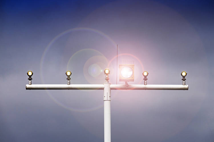 Light bar for landing aircraft with flashlight